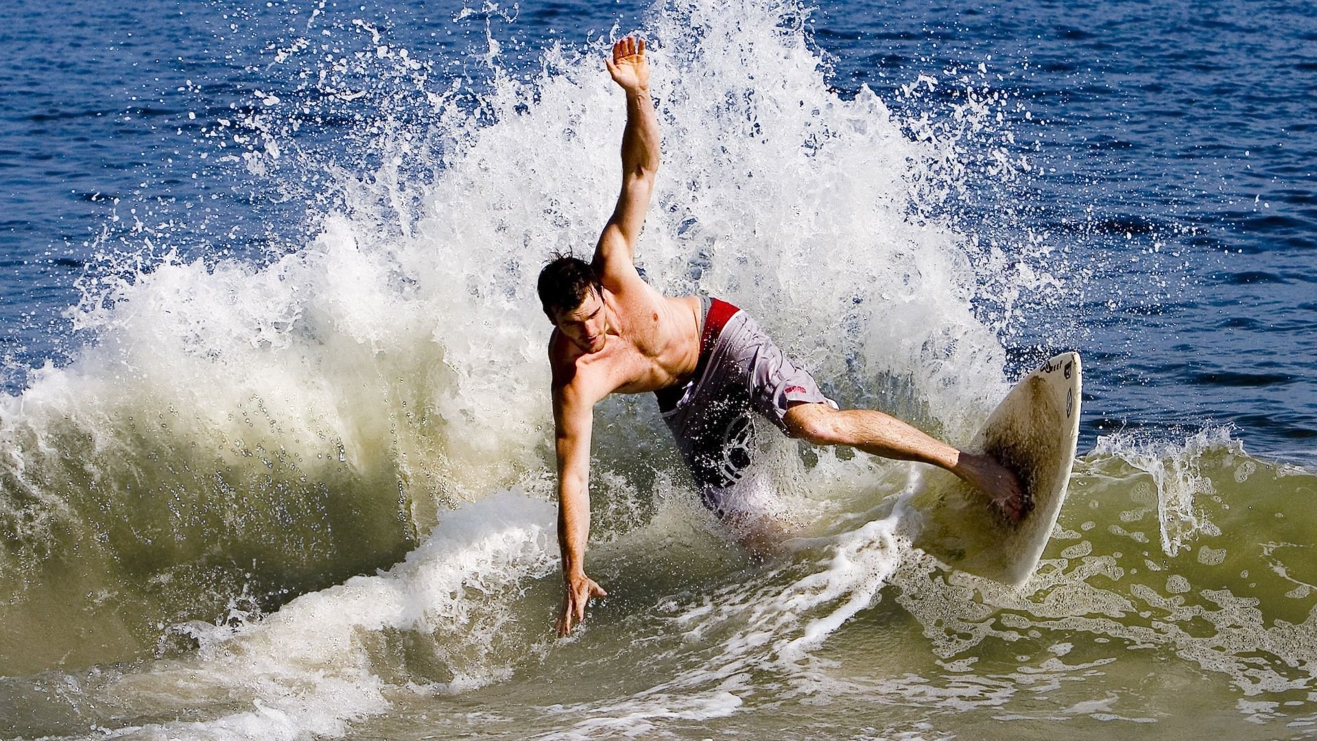 “悬崖飞跃:险境中的极限飞跃”,悬崖飞人视频