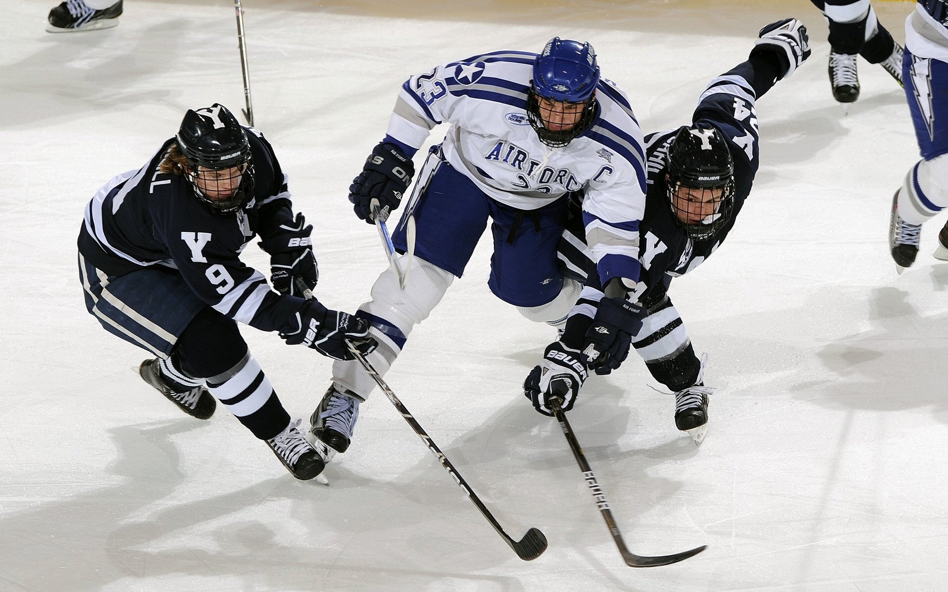 中国篮球国际交流合作稳步推进，扩大影响力，国际篮球联合会与中国篮球协会的英文缩写分别是