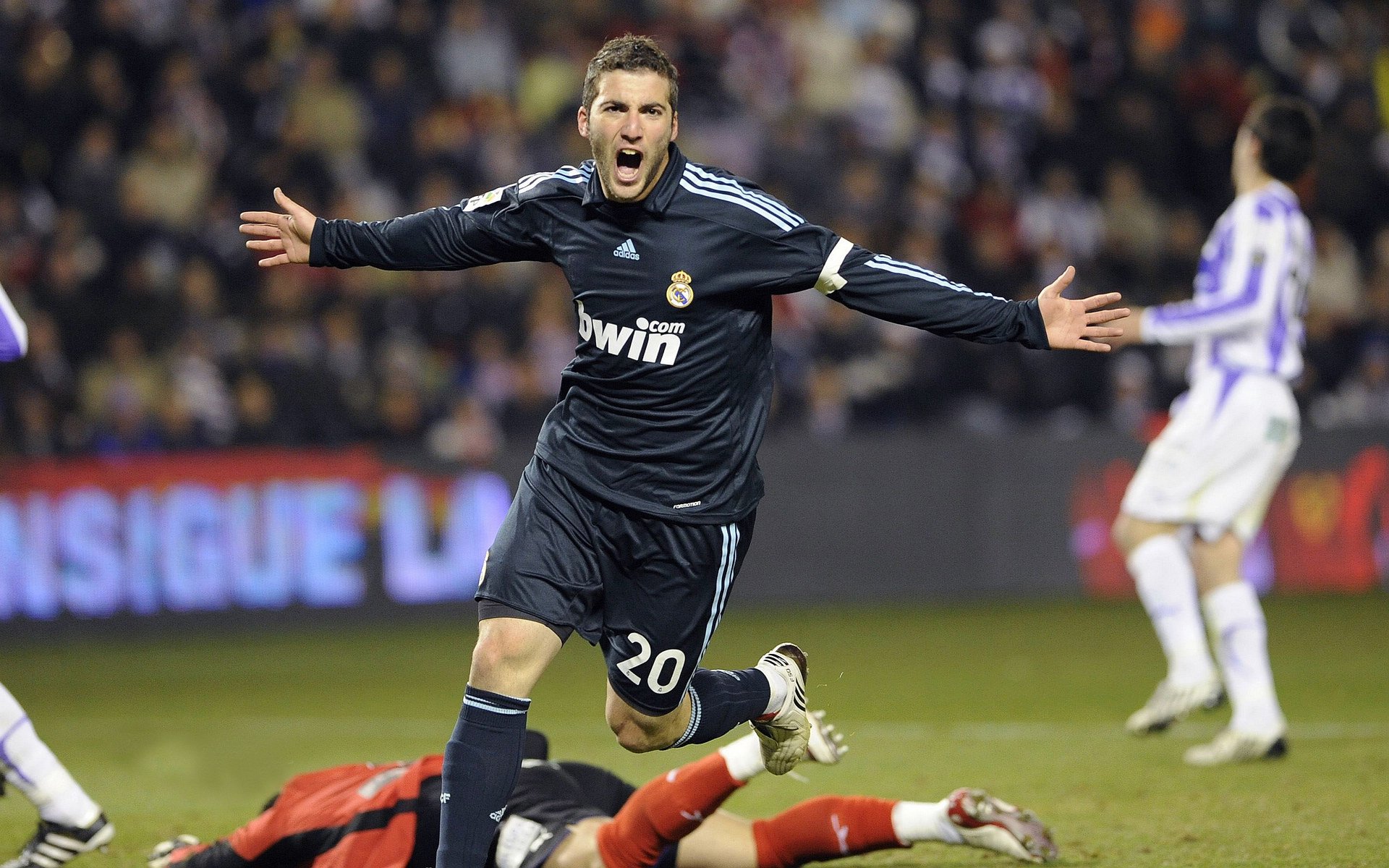 阿莱格里续约尤文图斯，继续执教